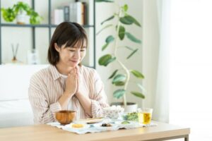 食事中の女性