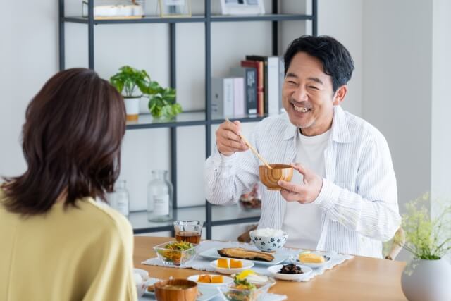 食事を食べる男性