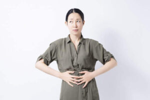 お腹をさする女性