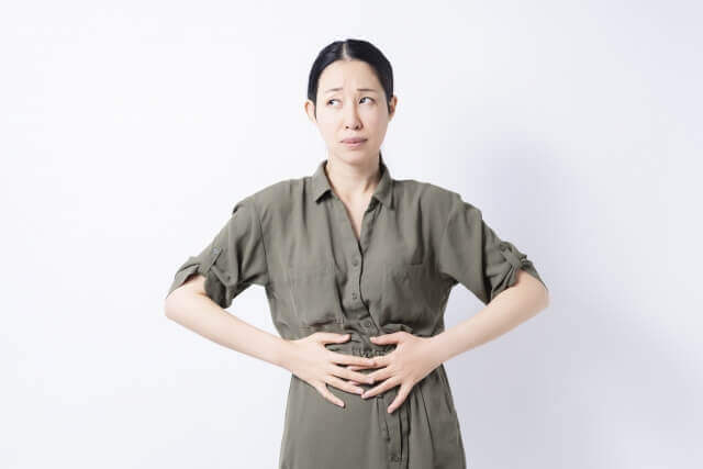 お腹をさする女性