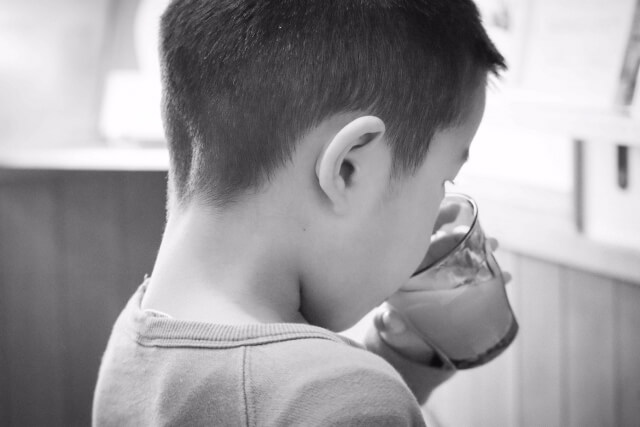 薬を飲む男の子